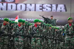 Anggota tentera berarak di Banda Aceh pada 5 Oktober 2024 sempena sambutan ulang tahun ke-79 Tentera Nasional Indonesia (TNI).
