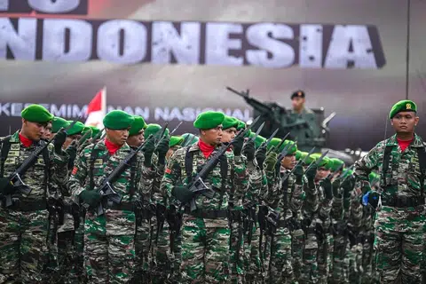 Anggota tentera berarak di Banda Aceh pada 5 Oktober 2024 sempena sambutan ulang tahun ke-79 Tentera Nasional Indonesia (TNI).