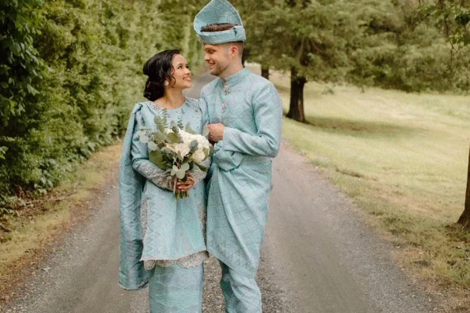 Farisha Ishak (kiri) dan suaminya, Connor Cooke, mengadakan majlis resepsi perkahwinan dan keramaian tamat pengajian Sarjana Pentadbiran Perniagaan (MBA) di bangsal ladang ternakan Summerfield Farms, Carolina Utara, buat keluarga dan sahabat di Amerika Syarikat. 