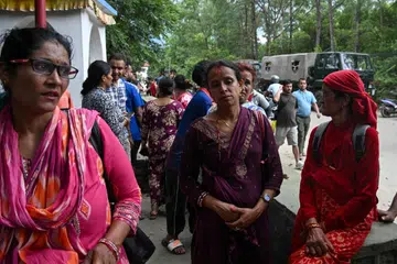 Mangsa banjir yang berjaya diselamatkan menunggu di luar kem tentera di daerah Nuwakot, Nepal, pada 26 Ogos. Banjir besar dan tanah runtuh yang melanda kawasan sempadan Nepal-Tibet mengorbankan ramai penduduk dan menyebabkan ratusan lagi hilang, termasuk pelancong asing. Operasi mencari dan menyelamat diteruskan dengan bantuan helikopter dan lebih 5,000 anggota tentera serta polis