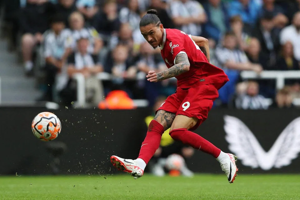 GOL KEMENANGAN: Darwin Nunez membuat rembatan kencang yang menewaskan penjaga gawang Nick Pope pada masa kecederaan bagi gol kedua Liverpool, yang sekali gus memastikan kemenangan ke atas Newcastle United.     