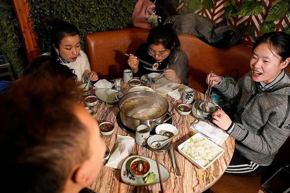 TARIKAN DURIAN: Hidangan piza durian menarik pelanggan ke restoran La Cesar Pizzaria di Shanghai, China, sementara sajian sup ayam durian panas memikat pelanggan ke Coconut Chicken Hotpot Store (atas), juga di Shanghai. - Foto REUTERS