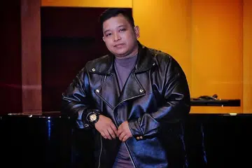 AIZAD SALLEH: Belajar erti kerjasama dan kerendahan hati ketika bekerjasama menghasilkan lagu bersama rakan-rakan di Lion Studios. - Foto BH oleh KHALID BABA