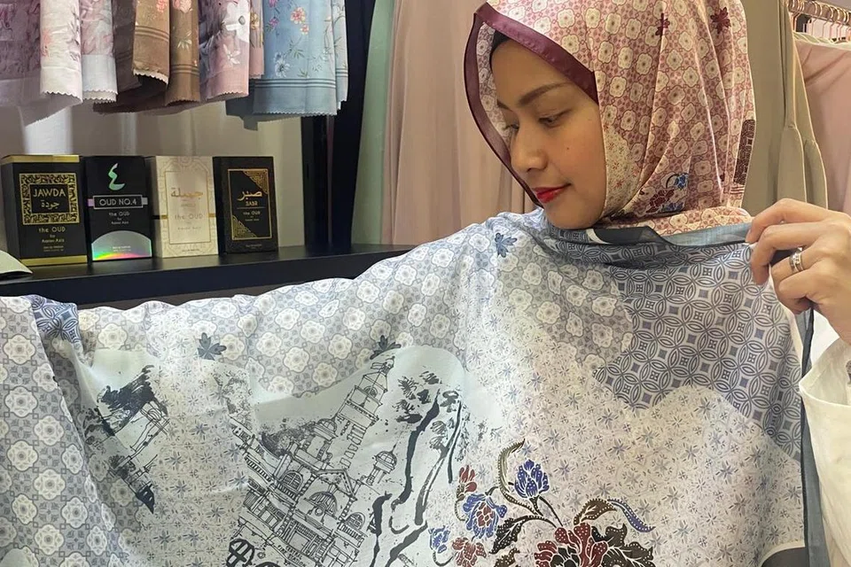 Tudung edisi khas SG59 yang direka pasukan kreatif syarikat Diyana Halik untuk memperingati Hari Kebangsaan Singapura bagi 2024.