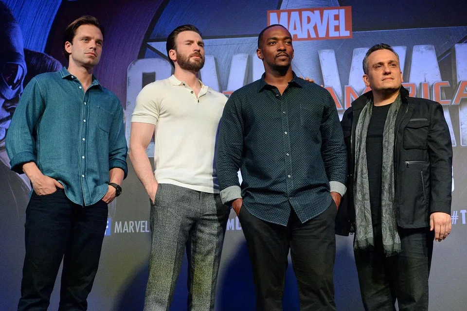 BARISAN BINTANG: Barisan pelakon filem Captain America: Civil War - (dari kiri) Sebastian Stan, Chris Evans, Anthony Mackie - dan pengarah bersama Joe Russo hadir dalam satu sidang media di Singapura bagi mempromosikan filem yang dijangka mampu 'pecah panggung' itu semalam. - Foto AFP