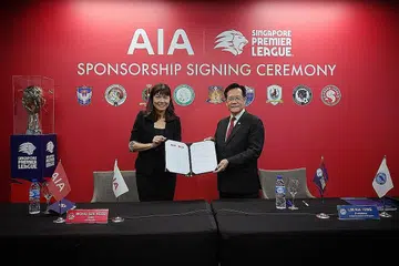 RANGSANGAN TAMBAHAN: Ketua pegawai eksekutif AIA Singapore Wong Sze Keed (kiri) dan Presiden Persatuan Bola Sepak Singapura (FAS) Lim Kia Tong di majlis penandatangan penajaan kejuaraan Liga Perdana Singapura (SPL) di Stadium Jalan Besar semalam. Persetujuan baru ini akan berlangsung selama dua tahun sehingga musim 2022. - Foto BH oleh JASON QUAH