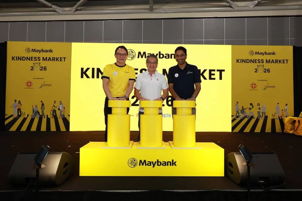 (Dari kiri) Ketua Pegawai Eksekutif Negara dan Ketua Pegawai Eksekutif Maybank Singapore, Encik Alvin Lee; Menteri Undang-Undang merangkap Menteri Kedua Ehwal Dalam Negeri dan Timbalan Pengerusi Persatuan Rakyat, Encik Edwin Tong; serta Datuk Bandar South East, Encik Dinesh Vasu Dash, semasa pelancaran Kindness Market 2026 anjuran Maybank Singapore dan South East CDC di Singapore Expo Hall 4.