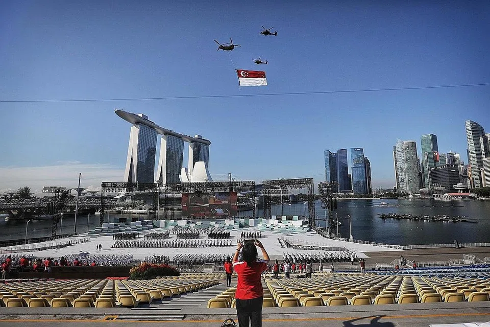 PERAYAAN DALAM PANDEMIK: Tempat duduk Pentas Terapung Marina Bay kebanyakannya kosong dengan hanya segelintir sahaja yang menghadiri NDP pada 9 Ogos tahun lalu. 