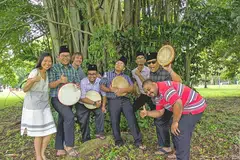 RAKAMAN DI SINGAPURA: Pemain kompang daripada kumpulan KompangHut.com dan Akrab Services telah membuat rakaman rentak kompang di Taman Bedok Reservoir bagi projek seni Small Island Big Song. Gambar menunjukkan (dari kiri) penerbit projek seni itu, Cik BaoBao Chen; pemain kompang Encik Hazrul Amin; pembuat filem dan penerbit muzik bebas, Encik Tim Cole; pemain kompang Encik Nafis Rahman, Encik Hazre Salim, Encik Hazryl Rahman, Encik Siraj Nordeen dan Encik Izhar Ismail. - Foto KOMPANGHUT.COM