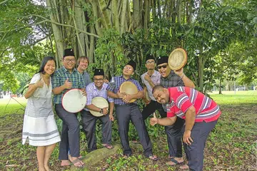 RAKAMAN DI SINGAPURA: Pemain kompang daripada kumpulan KompangHut.com dan Akrab Services telah membuat rakaman rentak kompang di Taman Bedok Reservoir bagi projek seni Small Island Big Song. Gambar menunjukkan (dari kiri) penerbit projek seni itu, Cik BaoBao Chen; pemain kompang Encik Hazrul Amin; pembuat filem dan penerbit muzik bebas, Encik Tim Cole; pemain kompang Encik Nafis Rahman, Encik Hazre Salim, Encik Hazryl Rahman, Encik Siraj Nordeen dan Encik Izhar Ismail. - Foto KOMPANGHUT.COM