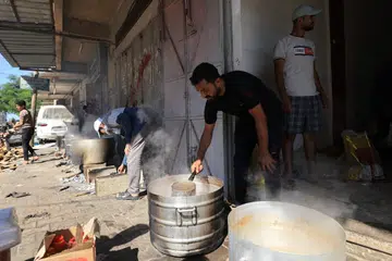 SALING MEMBANTU: Penduduk Palestin menyediakan makanan untuk diagihkan kepada mereka yang tiada tempat berteduh dan kehilangan tempat tinggal di selatan Gaza.