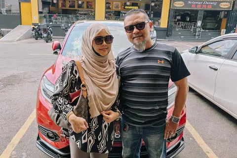 Encik Azmie Pathir dan isterinya, Cik Aminah Awang, berkata mereka tidak mengalami  sebarang halangan atau masalah semasa memasuki Johor Bahru melalui Kompleks Kastam, Imigresen dan Kuarantin (CIQ) Bangunan Sultan Iskandar (BSI) di Tambak Johor pada 1 Julai.