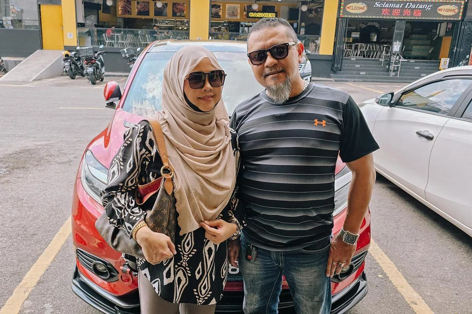 Encik Azmie Pathir dan isterinya, Cik Aminah Awang, berkata mereka tidak mengalami  sebarang halangan atau masalah semasa memasuki Johor Bahru melalui Kompleks Kastam, Imigresen dan Kuarantin (CIQ) Bangunan Sultan Iskandar (BSI) di Tambak Johor pada 1 Julai.