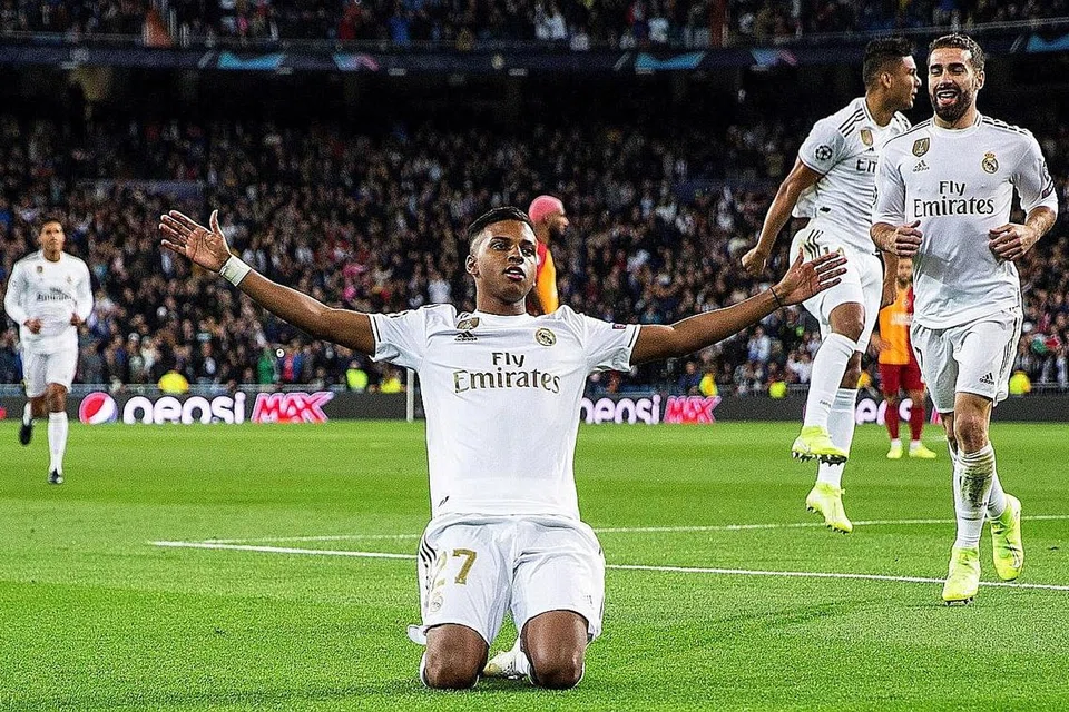 CIPTA SEJARAH: Rodrygo (tengah) mencipta sejarah selepas menjadi pemain termuda kedua yang berjaya menjaringkan hatrik dalam perlawanan Liga Juara-Juara pada usia 18 tahun, hanya di belakang legenda Real, Raul Gonzalez. - Foto EPA-EFE