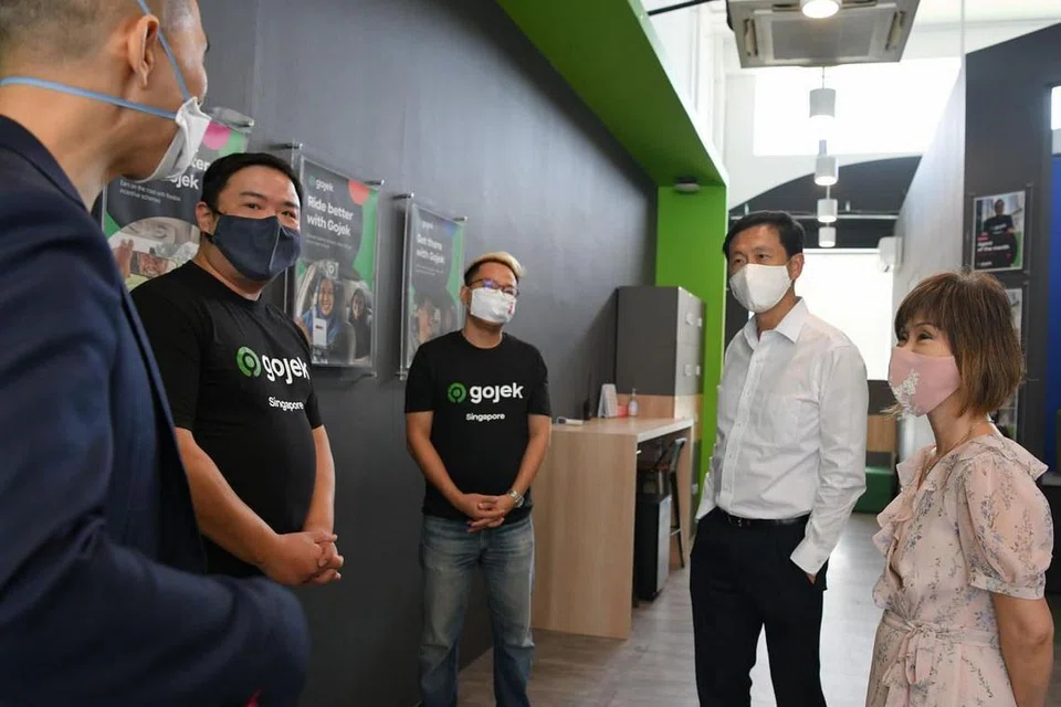 PERBINCANGAN BERMAKNA: Dalam menggalas amanah baru sebagai Menteri Negara Kanan (Pengangkutan merangkap Kemampanan dan Sekitaran), Dr Amy Khor (kanan) mengadakan kunjungan mendekati penyedia khidmat kereta pajak swasta seperti Gojek bersama Menteri Pengangkutan, Encik Ong Ye Kung (dua dari kanan). Bersama mereka adalah pengurus besar Gojek, Encik Lien Choong Luen (kiri) dan dua pemandu kereta pajak Gojek, Encik Lawrence dan Encik Justin. - Foto FACEBOOK DR AMY KHOR