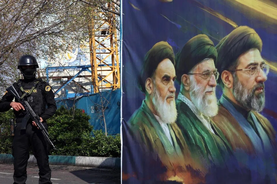 Seorang anggota pasukan keselamatan Iran berkawal di sebelah sepanduk yang memaparkan pemimpin tertinggi Iran terdahulu dan semasa di Teheran, Iran, 31 Mac 2026. Operasi ketenteraan bersama Amerika Syarikat dan Israel yang dilancarkan pada 28 Februari terus menyasarkan lokasi strategik di seluruh Iran, ketika Amerika dijangka menamatkan operasi tersebut “tidak lama lagi”, kemungkinan dalam tempoh dua hingga tiga minggu, menurut Presiden AS, Donald Trump.