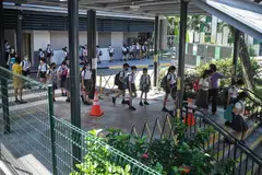 YURAN SEKOLAH: Yuran untuk pelajar PR serta pelajar antarabangsa akan meningkat pada tahun depan dan tahun seterusnya. Bagi pelajar Singapura, yuran tidak berubah, kata MOE.- Foto fail