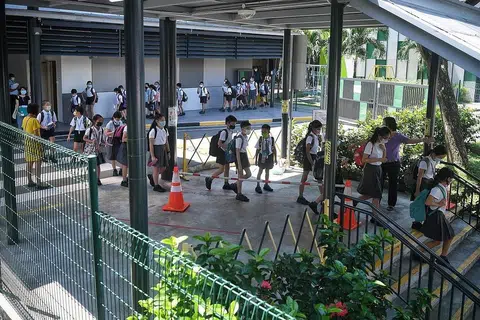 YURAN SEKOLAH: Yuran untuk pelajar PR serta pelajar antarabangsa akan meningkat pada tahun depan dan tahun seterusnya. Bagi pelajar Singapura, yuran tidak berubah, kata MOE.- Foto fail