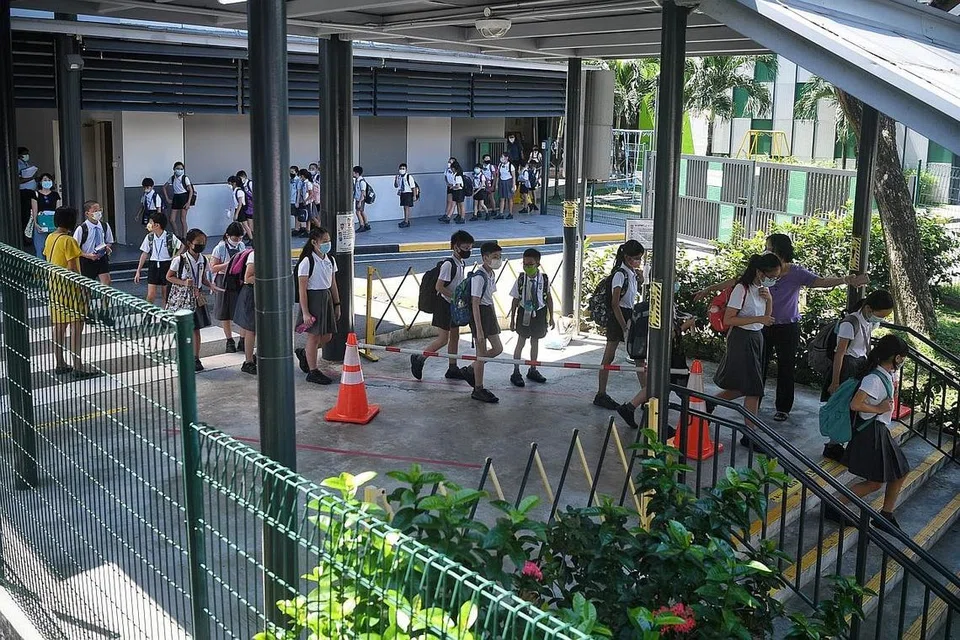 YURAN SEKOLAH: Yuran untuk pelajar PR serta pelajar antarabangsa akan meningkat pada tahun depan dan tahun seterusnya. Bagi pelajar Singapura, yuran tidak berubah, kata MOE.- Foto fail