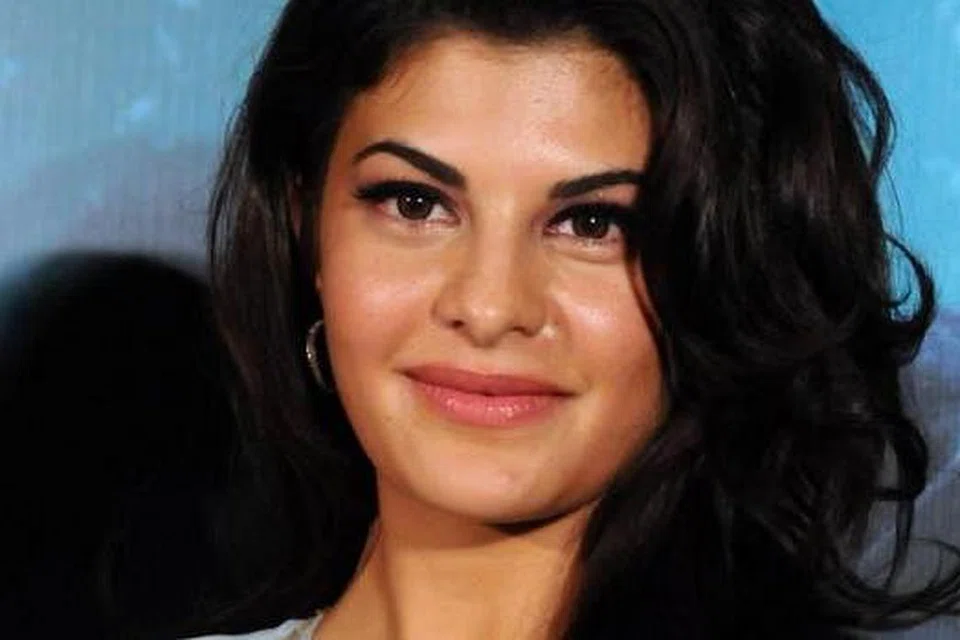 PRIHATIN KESIHATAN: Jacqueline Fernandez memantau pemakanan pekerjanya. - Foto AFP