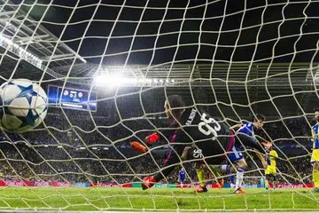  Penjaga gawang Macabbi Tel Aviv, Predrag Rajkovic, gagal menyelamatkan tendangan pemain midfield Chelsea, Oscar (dua dari kanan), dalam kemenangan 4-0 Chelsea dalam perlawanan Liga Juara-Juara di Stadium Sammy Ofer pada Selasa, 24 Nov. Gambar AFP 