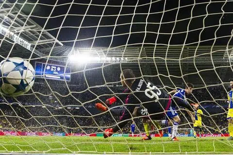  Penjaga gawang Macabbi Tel Aviv, Predrag Rajkovic, gagal menyelamatkan tendangan pemain midfield Chelsea, Oscar (dua dari kanan), dalam kemenangan 4-0 Chelsea dalam perlawanan Liga Juara-Juara di Stadium Sammy Ofer pada Selasa, 24 Nov. Gambar AFP 