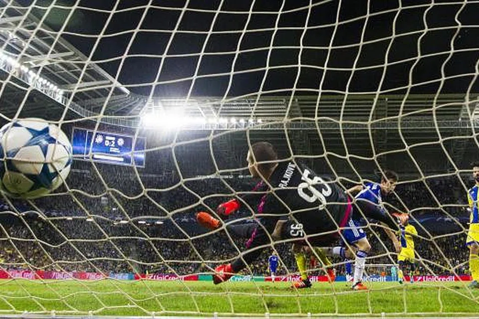  Penjaga gawang Macabbi Tel Aviv, Predrag Rajkovic, gagal menyelamatkan tendangan pemain midfield Chelsea, Oscar (dua dari kanan), dalam kemenangan 4-0 Chelsea dalam perlawanan Liga Juara-Juara di Stadium Sammy Ofer pada Selasa, 24 Nov. Gambar AFP 
