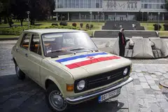 CUKUP POPULAR: Pelawat ke Yugoslavia kini boleh mengelilingi Belgrade dengan menaiki salah sebuah kereta Yugo ini. - Foto AFP
