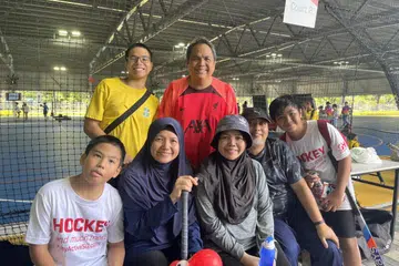 JIWA RAKYAT: Penduduk Taman Jurong, Cik Sarinah Abdul Gani (duduk, dua dari kiri), bersama keluarganya di majlis pembukaan rasmi ActiveSG Sport Village@Jurong Town pada Ahad.