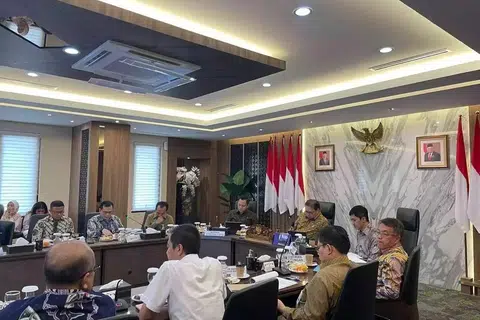 Pelantikan anggota lembaga Zon Ekonomi Khas Pelancongan Kesihatan Antarabangsa Batam, menunggu pengesahan pemerintah pusat Indonesia.