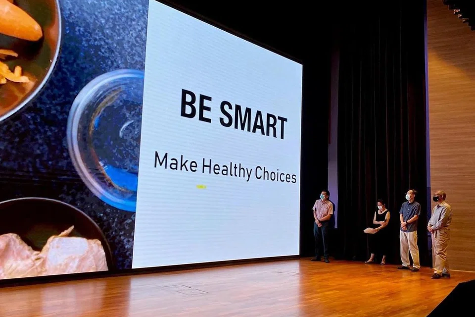 USAHA MENDIDIK WARGA TUA: BE SMART, yang menggalakkan warga tua untuk menjalani gaya hidup sihat yang berpanjangan dilancarkan pada acara anjuran Diabetes Singapore, #WorldDiabetesDay. - Foto FACEBOOK MASAGOS ZULKIFLI