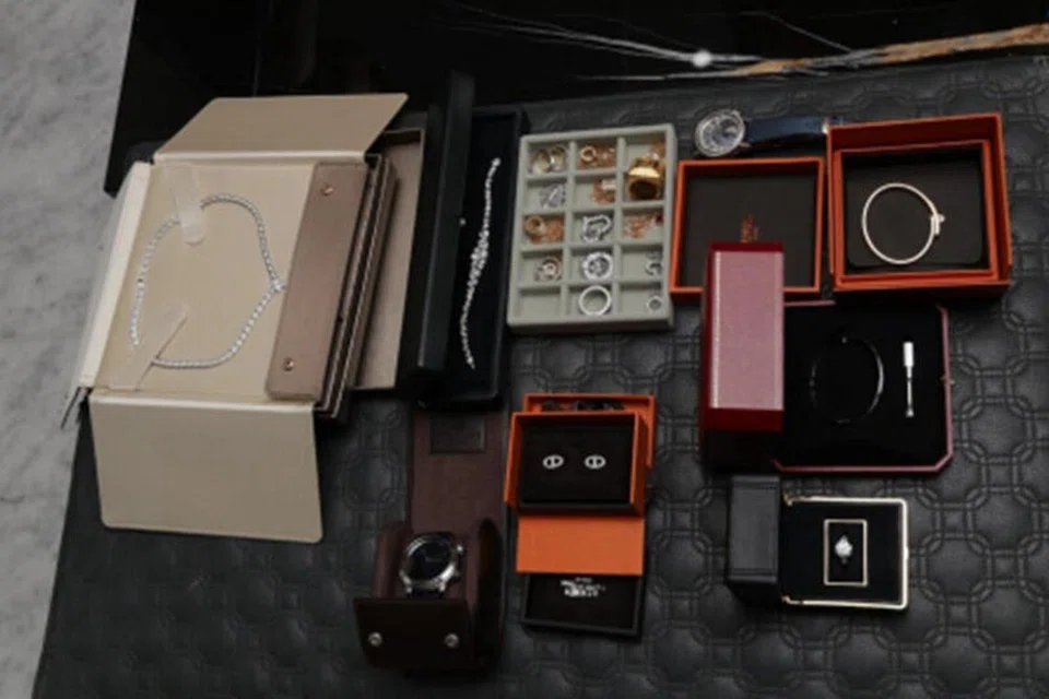 DIRAMPAS JUGA: Barang kemas dan barangan mewah lain turut dirampas polis. 