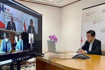 SETUJU UNTUK KEKALKAN RANTAIAN BEKALAN MAKANAN: Menteri Perdagangan dan Perusahaan Chan Chun Sing dalam sidang video bersama Menteri Pertanian dan Makanan Perancis Didier Guillaume, Duta Singapura ke Perancis Zainal Mantaha, dan Duta Perancis ke Singapura Marc Abensour. - Foto MTI