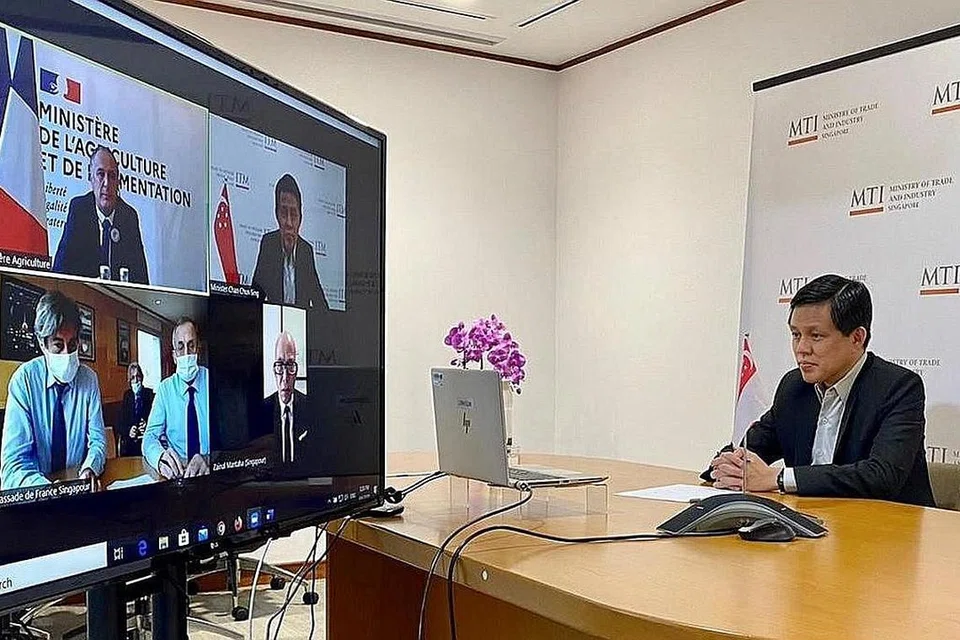 SETUJU UNTUK KEKALKAN RANTAIAN BEKALAN MAKANAN: Menteri Perdagangan dan Perusahaan Chan Chun Sing dalam sidang video bersama Menteri Pertanian dan Makanan Perancis Didier Guillaume, Duta Singapura ke Perancis Zainal Mantaha, dan Duta Perancis ke Singapura Marc Abensour. - Foto MTI