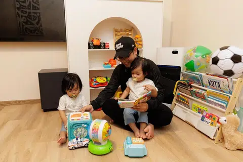Encik Abdul Hafiz telah mengambil keputusan untuk menjadi penjaga utama dan nara keluarga kepada Muhammad Furqan Hayyan (kiri) dan Muhammad Fursan Hayyan (kanan), sambil bekerja secara sambilan sebagai pembantu runcit bagi menampung keperluan keluarga.