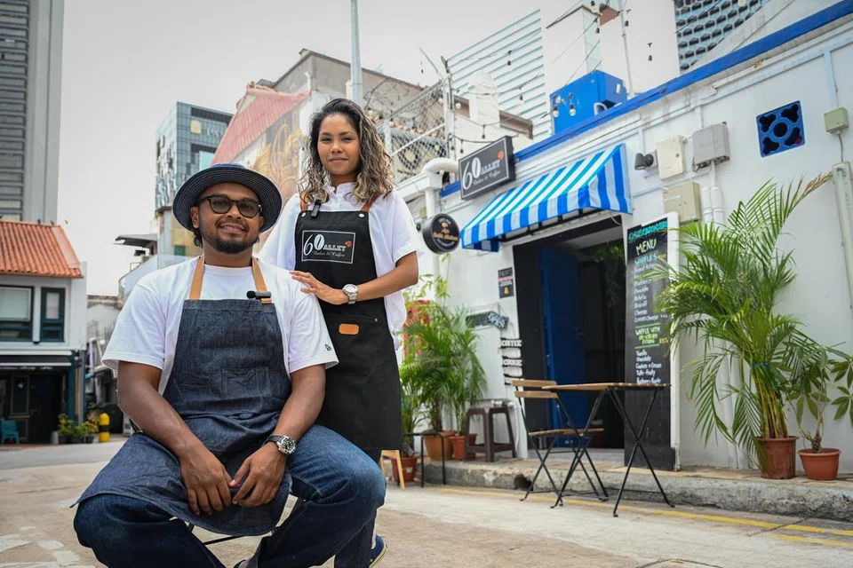 KONSEP ‘BACK ALLEY’: Encik Muhammad Faheem Maselan dan Cik Nurain Ismail adalah pemilik 60 Alley Bakes & Coffee di 60 Arab Street.