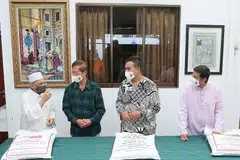 SUMBANGAN BERHARGA: (Dari kiri) Imam Masjid Ba'alwie, Habib Hassan Al-Attas; Presiden Singapore Buddhist Lodge, Encik Tan Lee Huak; Anggota Parlimen GRC Pasir Ris-Punggol, Encik Mohamed Sharael Taha; dan mantan Anggota Parlimen Dilantik (NMP) yang merupakan penyelaras projek pengagihan beras, Encik Mohamed Irshad, bergambar semasa majlis ringkas penerimaan sumbangan beras, kelmarin. - Foto MASJID BA'ALWIE