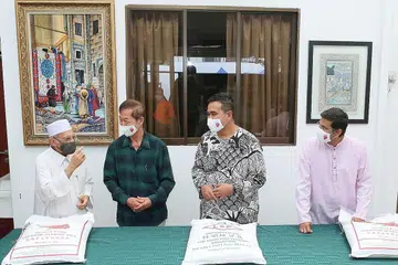 SUMBANGAN BERHARGA: (Dari kiri) Imam Masjid Ba'alwie, Habib Hassan Al-Attas; Presiden Singapore Buddhist Lodge, Encik Tan Lee Huak; Anggota Parlimen GRC Pasir Ris-Punggol, Encik Mohamed Sharael Taha; dan mantan Anggota Parlimen Dilantik (NMP) yang merupakan penyelaras projek pengagihan beras, Encik Mohamed Irshad, bergambar semasa majlis ringkas penerimaan sumbangan beras, kelmarin. - Foto MASJID BA'ALWIE
