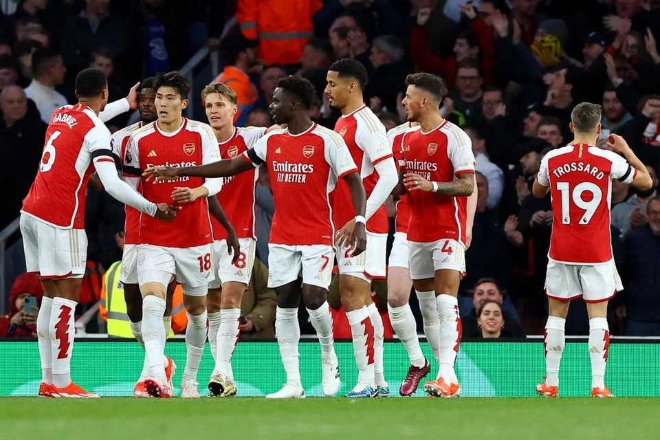 Pemain Arsenal meraikan gol mereka dalam kemenangan 5-0 mereka ke atas Chelsea pada 24 April. Arsenal merupakan pencabar utama Manchester City, dan mereka harus kekal menang perlawanan mereka untuk kekalkan peluang mereka merampas trofi EPL daripada genggaman City.