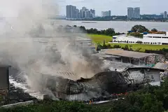 Anggota bomba Pasukan Pertahanan Awam Singapura (SCDF) mengambil masa empat hari untuk memadamkan api dalam kebakaran di gudang kitar semula di Kranji.