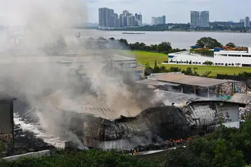 Anggota bomba Pasukan Pertahanan Awam Singapura (SCDF) mengambil masa empat hari untuk memadamkan api dalam kebakaran di gudang kitar semula di Kranji.