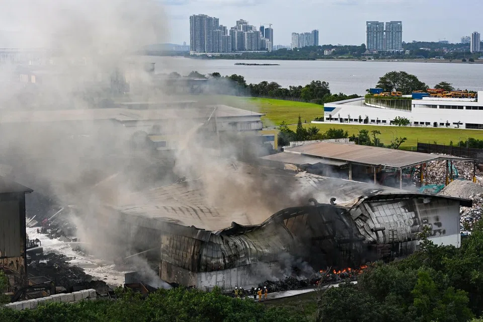 Anggota bomba Pasukan Pertahanan Awam Singapura (SCDF) mengambil masa empat hari untuk memadamkan api dalam kebakaran di gudang kitar semula di Kranji.