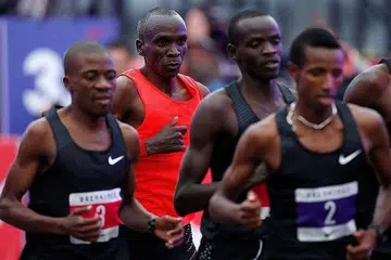 BUKAN PERCUBAAN TERAKHIR: Demikian tekad Eliud Kipchoge (dua dari kiri) yang telah mencatat masa terpantas dua jam, 25 saat di litar perlumbaan Monza Formula Satu di Milan, Italy, Sabtu lalu. - Foto REUTERS