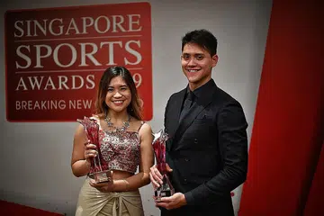 CIPTA SEJARAH: Schooling (kanan) bawa pulang anugerah Olahragawan Negara buat rekod kali keenam tahun ini sementara penembak negara, Martina Lindsay Veloso, meraikan kemenangan pertamanya sebagai Olahragawati Negara. - Foto BH oleh KONG CHONG YEW