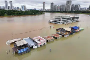 Kedai-kedai di sepanjang laluan pejalan kaki tepi Sungai Yongjiang di Nanning, wilayah Guangxi, selatan China, ditenggelami banjir selepas sungai itu melimpah pada 7 Julai 2026. Hujan lebat akibat Taufan Maysak menyebabkan puluhan sungai melimpah, memaksa lebih 130,000 penduduk dipindahkan dan meragut sekurang-kurangnya 38 nyawa, manakala Presiden China, Xi Jinping, mengarahkan operasi menyelamat dijalankan secara habis-habisan.