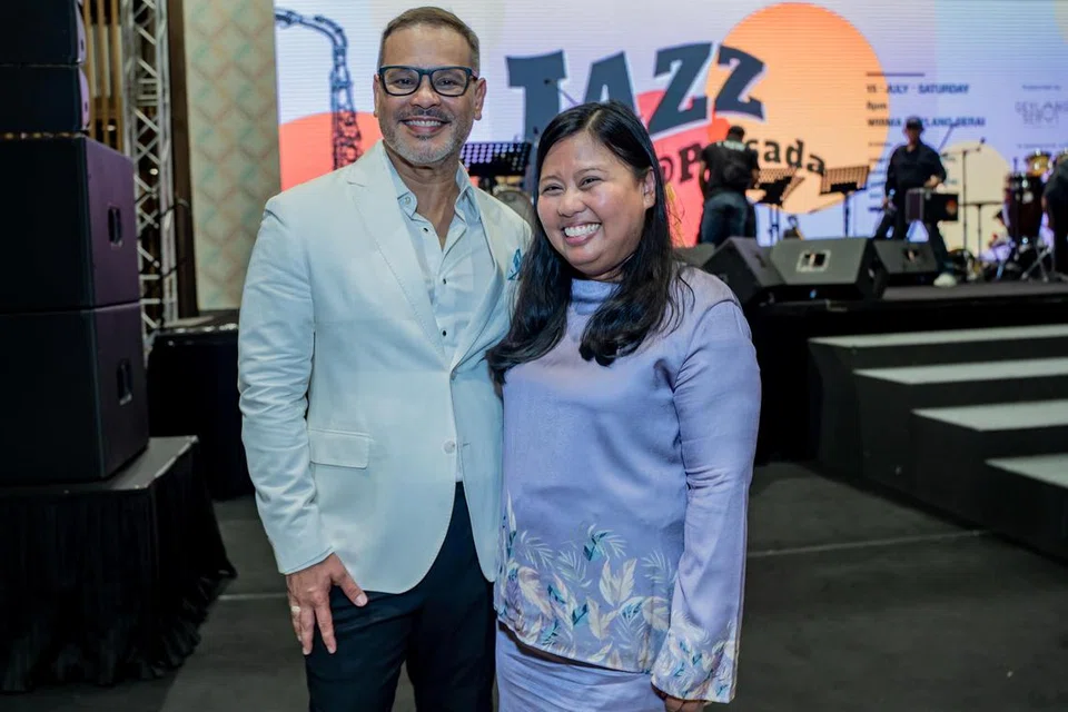 MASYARAKATKAN JAZ: Cik Mariam Jaafar (kanan) yang bergambar bersama penyanyi Sean Ghazi dari Malaysia, hadir sebagai tetamu terhormat dalam acara Jazz@Persada yang bertujuan mendekatkan ramai dengan kemerduan dan keunikan irama jaz. 