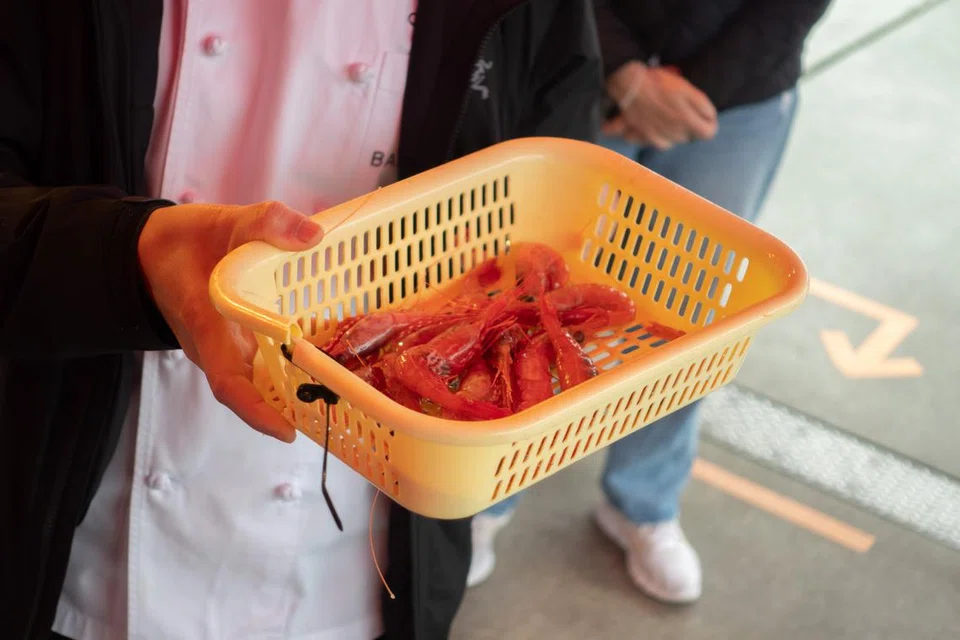 Bakul yang berisi udang segar.