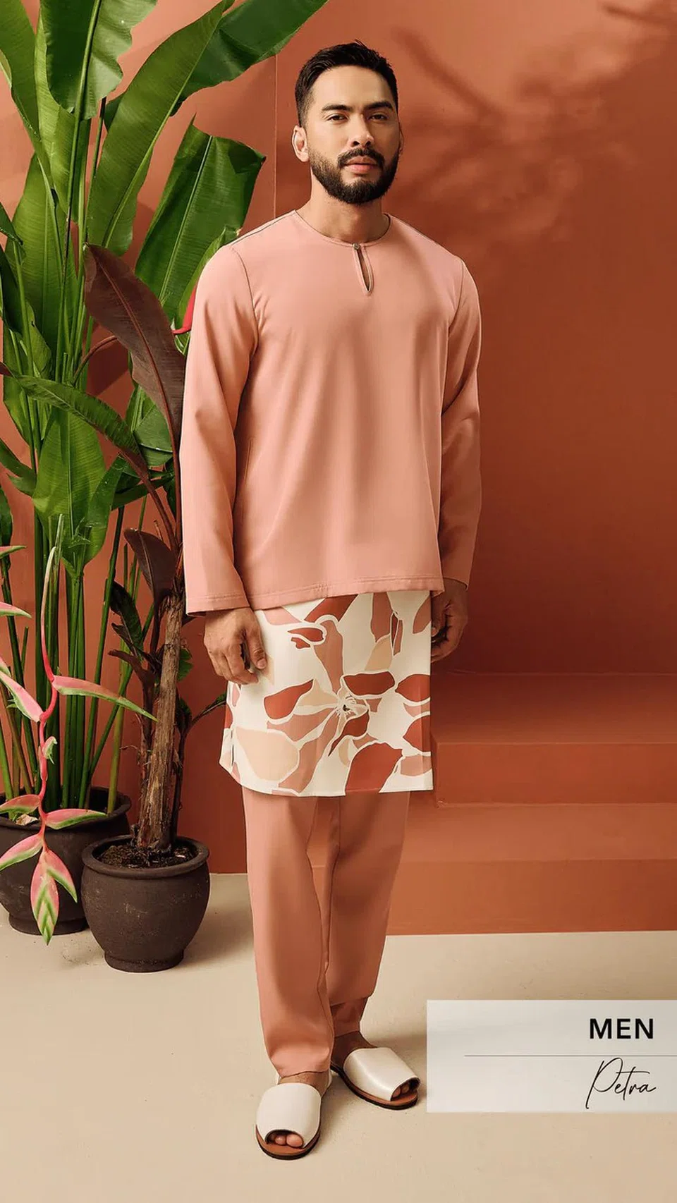 Simply Rays menampilkan gaya moden dan praktikal dengan inovasi seperti Baju Melayu Teluk Belanga Petra ($149), yang dilengkapi samping siap dipakai bercorak unik. 