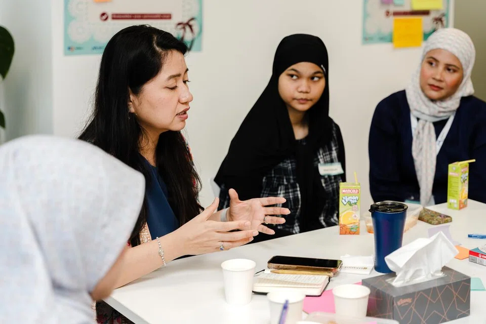 Dr Erlyani (kiri) mengongsi semasa sesi bimbingan ‘mGirl Co’ anjuran Kelab Mendaki pada Ogos lalu tentang kepentingan memperjuangkan kepentingan diri sendiri di tempat kerja bersama pelajar universiti dan golongan yang baru beberapa tahun bekerja sepenuh masa.