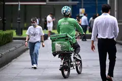 Untuk memperoleh gaji berpatutan, pekerja platform mesti mematuhi peraturan dan corak kerja aplikasi syarikat pengendali, sama seperti pekerja tradisional, tetapi mereka tidak mendapat faedah yang berkaitan.